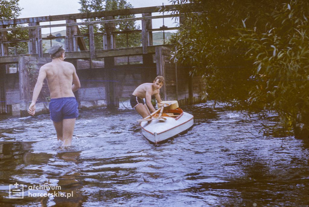 Plik:1985-08 Spływ kajakowy Kółkiem Raduńskim. Szarotka 050 fot. J.Kaszuba.jpg