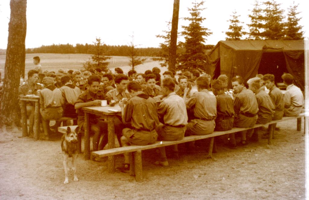 Plik:1956-60 Obóz harcerzy z Gdyni. Watra061 fot. Z.Żochowski.jpg