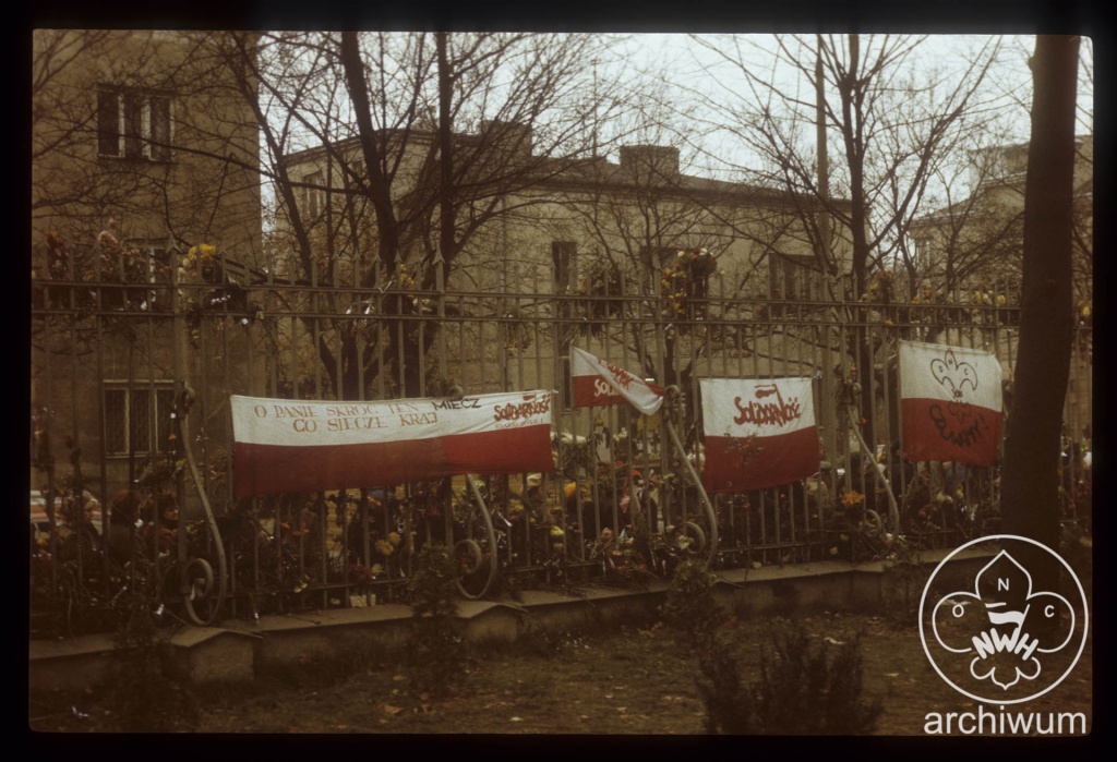 Plik:1984-11 Warszawa Pogrzeb ks. Jerzego Popieluszki 04.jpg