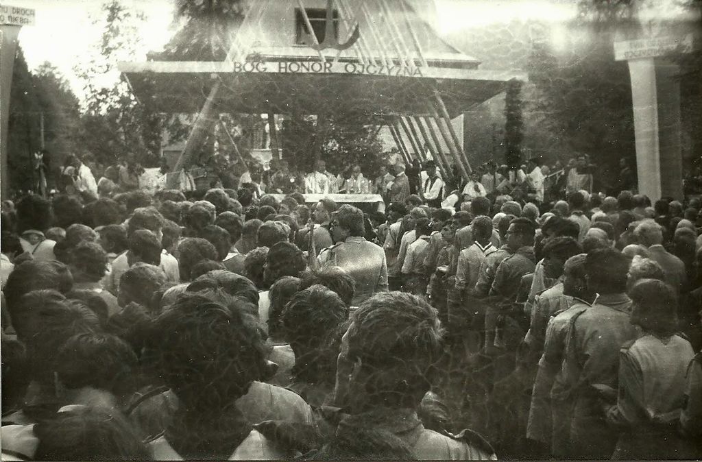 Plik:1984 Szczawa. Zlot byłych partyzantów AK z udziałem harcerzy. Szarotka001 fot. J.Kaszuba.jpg