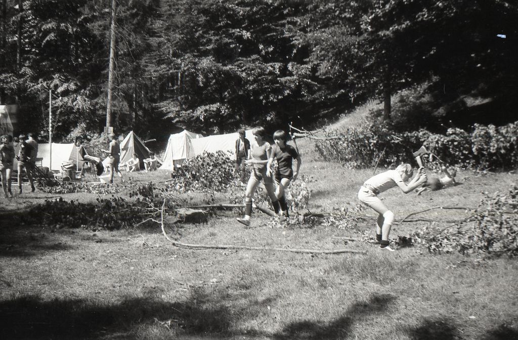 Plik:1983 Lipowa Zimnik. Obóz Puszcza II. Szarotka075 fot. J.Kaszuba.jpg
