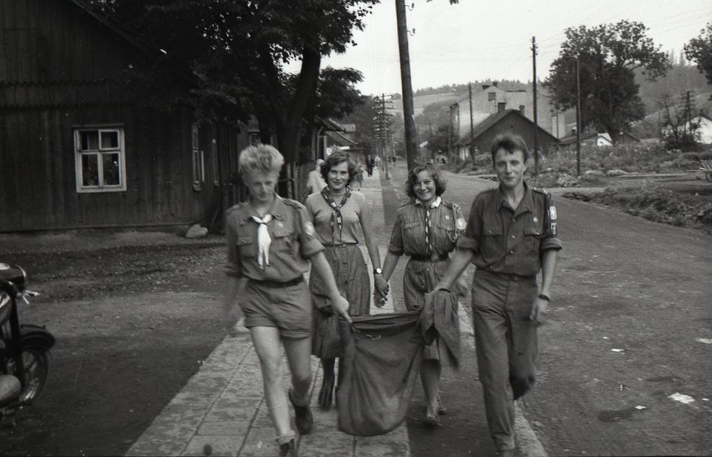 Plik:1957-58 Obóz stały w Bieszczadach. Watra 177 fot. Z.Żochowski.jpg