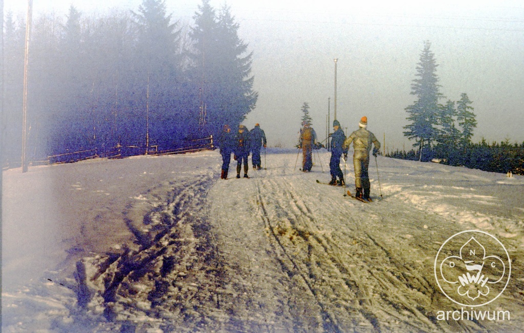 Plik:1984-01 Kisielówka Zimowisko Kręgu Instruktorskiego Zielone Płomienie z Opolszczyzny nr 021.JPG