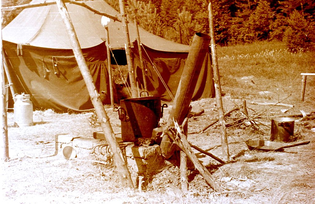 Plik:1957-58 Obóz stały w Bieszczadach. Watra 086 fot. Z.Żochowski.jpg