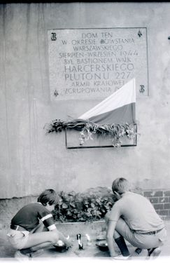 1984 Akt erekcyjny pomnika Powstania Warszawskiego. Watra 017 fot. Z.Żochowski.jpg