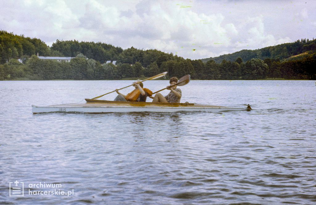 Plik:1985-08 Spływ kajakowy Kółkiem Raduńskim. Szarotka 076 fot. J.Kaszuba.jpg