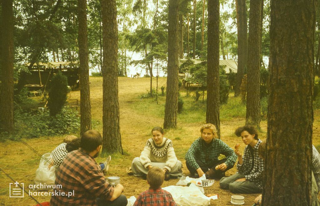 Plik:1991-07 Obóz Avalon. jez. Czyste. Poj.Kaszubskie. Szarotka 010 fot. J.Kaszuba.jpg