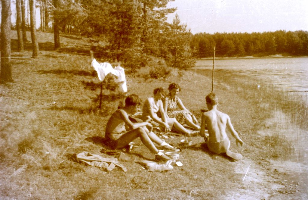 Plik:1956-60 Obóz harcerzy z Gdyni. Watra032 fot. Z.Żochowski.jpg