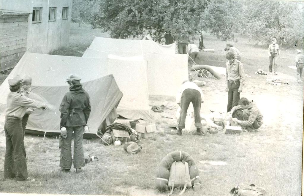 Plik:1978 Góry Świętokrzyskie. Obóz wędrowny Szczepu SP 10 Gdynia. 22 GDH170 fot. D.Zabrocki.jpg