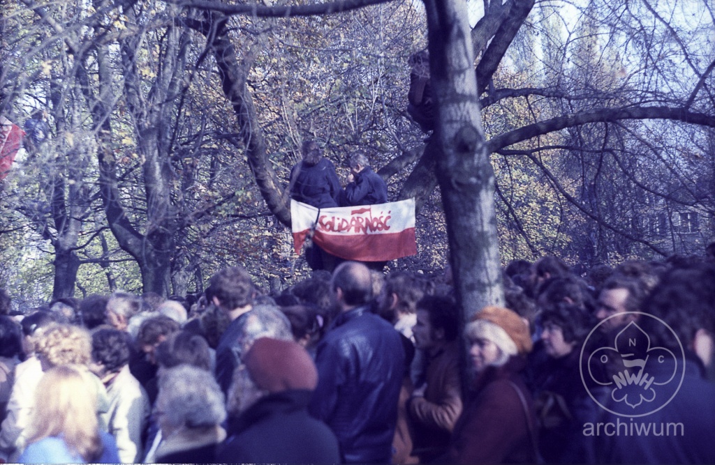 Plik:1984-11 Warszawa pogrzeb ks. Jerzego Popiełuszki Szczep Puszcza 024.jpg