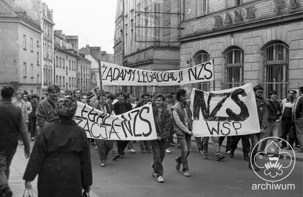 Plik:1989-04 Opole manifestacja NZS 002.jpg