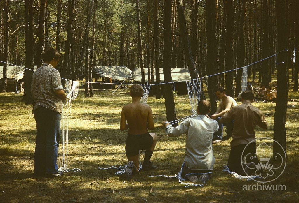 Plik:1982 Obóz kręgu ZAWISZA z Lublina Schron, Bor i Starówka Wierna Rzeka 040.jpg