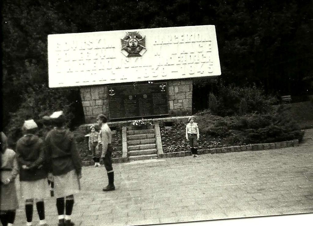 Plik:1985 Apel Szczepu Szarotka pod pomnikiem harcerzy w Gdyni . Szarotka007 fot. J.Kaszuba.jpg