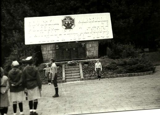 1985 Apel Szczepu Szarotka pod pomnikiem harcerzy w Gdyni . Szarotka007 fot. J.Kaszuba.jpg