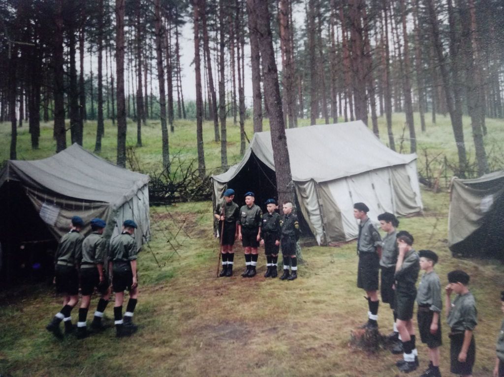 Plik:2001 Trzebuń. Obóz stały 95 GDH. Szarotka011 fot. P. i J. Ojowscy.jpg