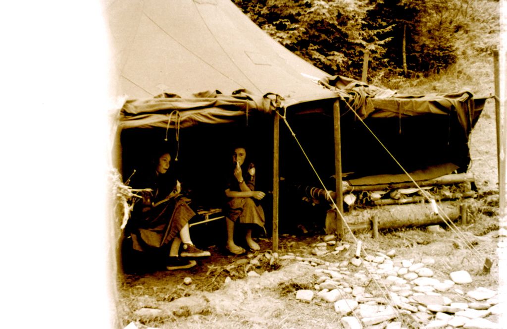 Plik:1957-58 Obóz stały w Bieszczadach. Watra 001 fot. Z.Żochowski.jpg
