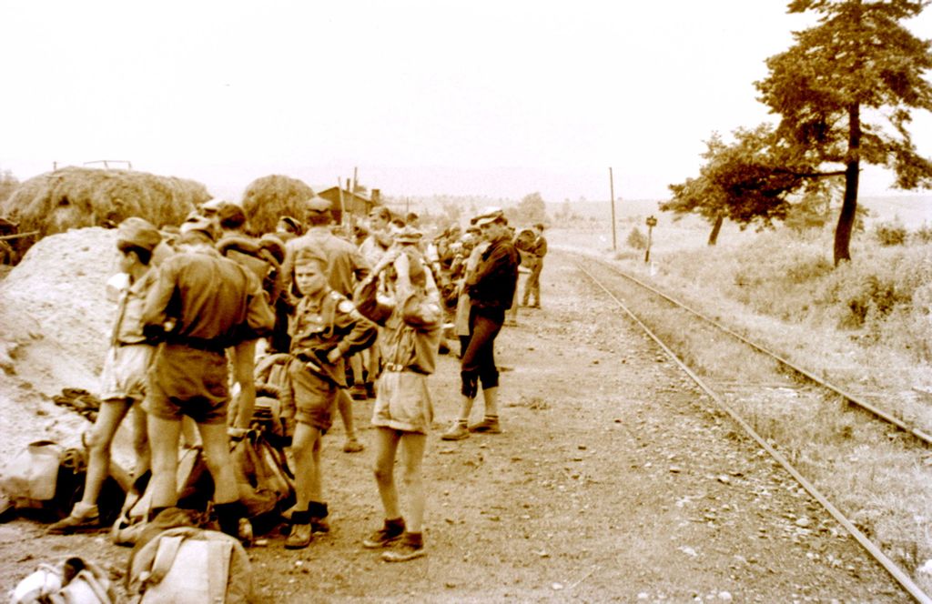 Plik:1957-58 Obóz stały w Bieszczadach. Watra 017 fot. Z.Żochowski.jpg