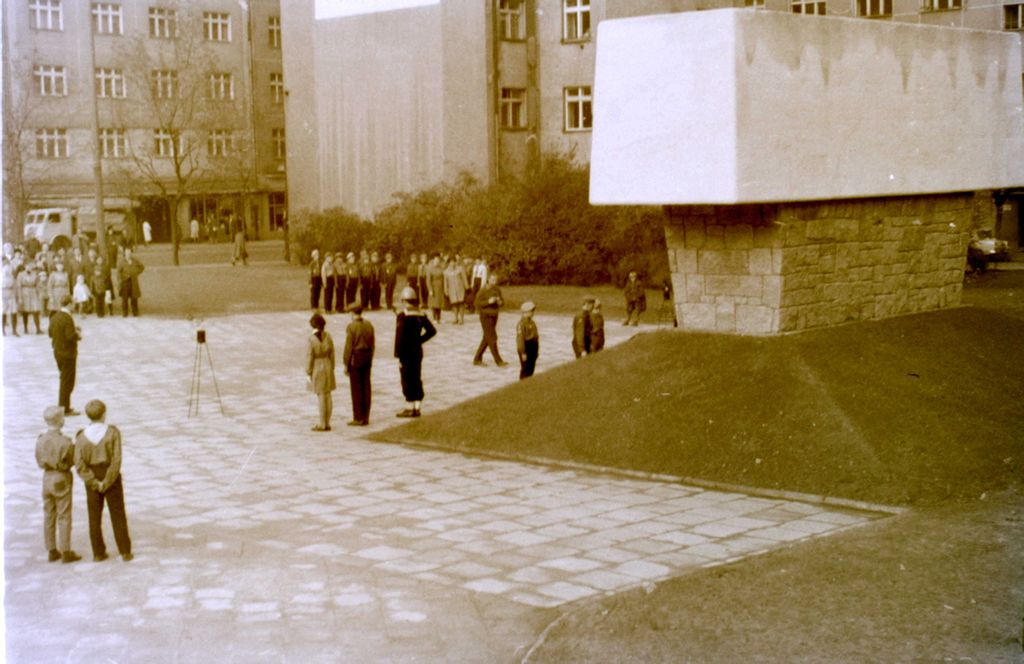 Plik:1966 Odsłonięcie pomnika harcerzy w Gdyni. Watra 046 fot. Z.Żochowski.jpg