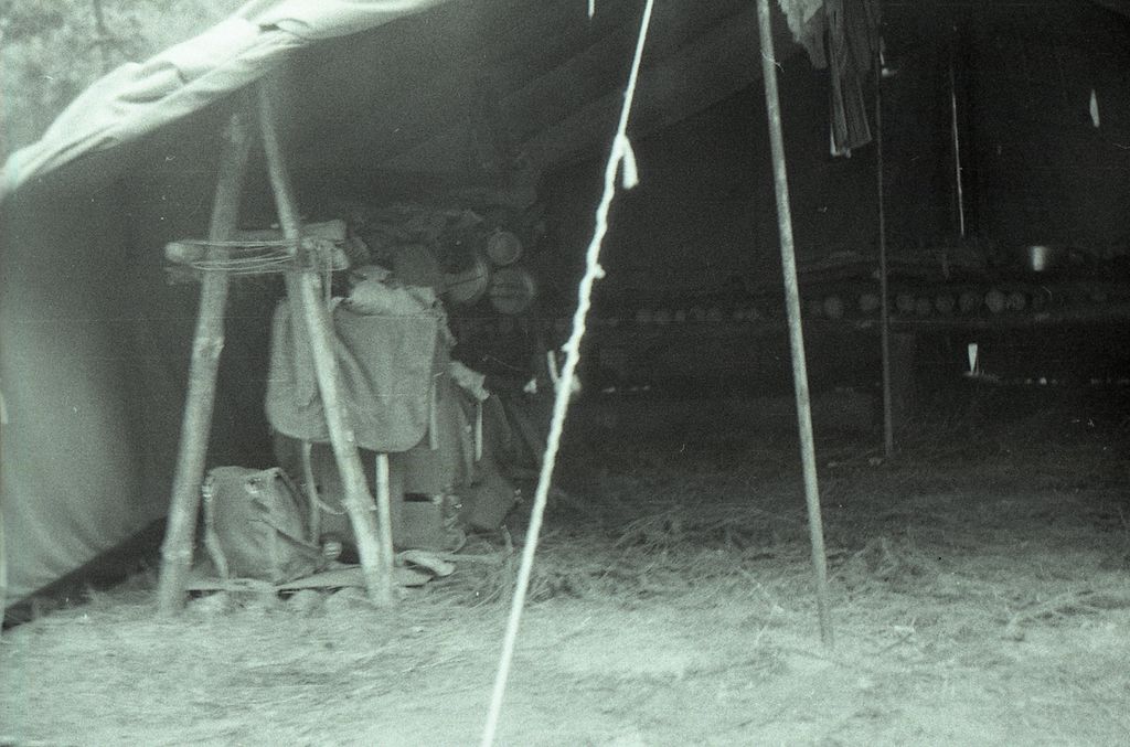 Plik:1985-07 08 Jez.Białe k. Machar Szarotka obóz stały Buchtowisko 108 fot. J.Kaszuba.jpg