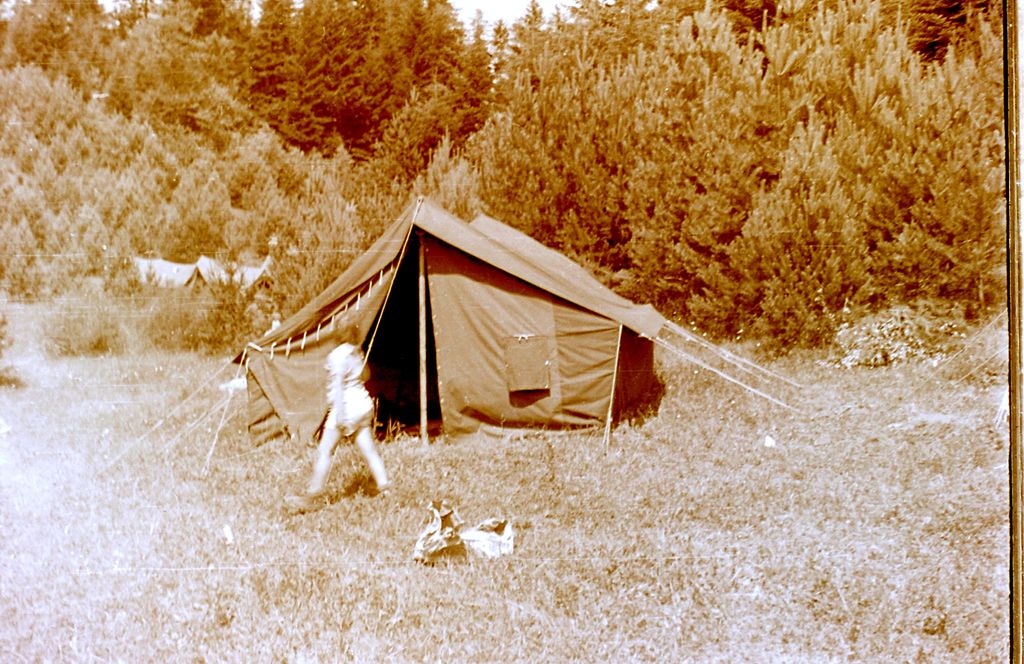 Plik:1957-58 Obóz stały w Bieszczadach. Watra 134 fot. Z.Żochowski.jpg