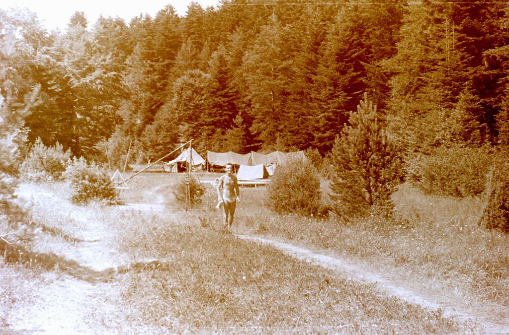 Plik:1957-58 Obóz stały w Bieszczadach. Watra 089 fot. Z.Żochowski.jpg