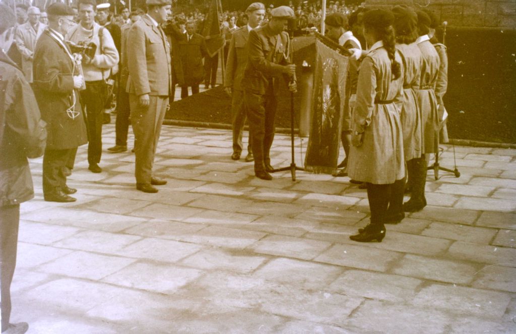 Plik:1966 Odsłonięcie pomnika harcerzy w Gdyni. Watra 022 fot. Z.Żochowski.jpg