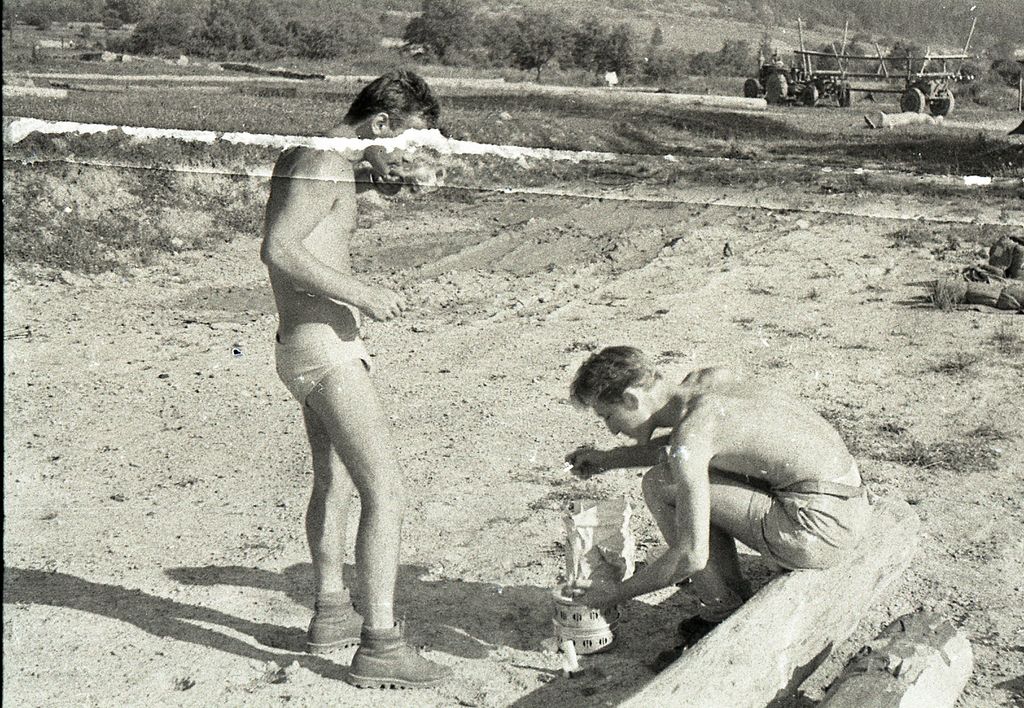 Plik:1956-60 Obóz wędrowny. Bieszczady. 2 GDH Watra 051 fot. Z.Żochowski.jpg