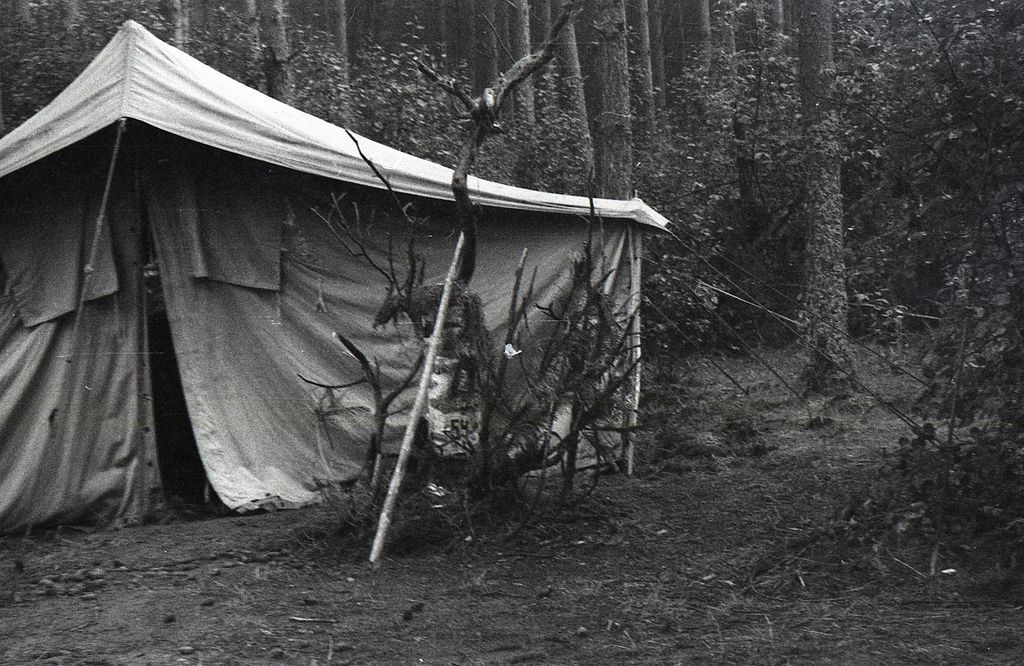 Plik:1985-07 08 Jez.Białe k. Machar Szarotka obóz stały Buchtowisko 116 fot. J.Kaszuba.jpg