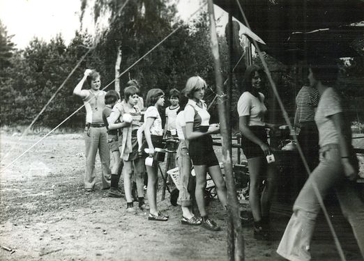 1977 Miedzno. Obóz stały Szczepu SP 10 Gdynia. 22 GDH070 fot. D.Zabrocki.jpg