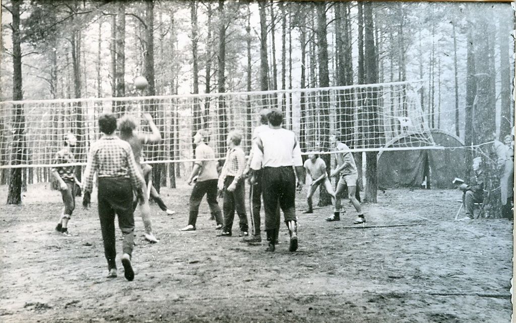 Plik:1977 Miedzno. Obóz stały Szczepu SP 10 Gdynia. 22 GDH118 fot. D.Zabrocki.jpg