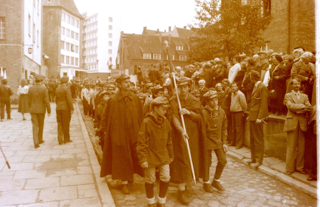 Plik:1981 Odsłonięcie tablicy na Domu Harcerza w Gdańsku. Watra 011 fot. Z.Żochowski.jpg