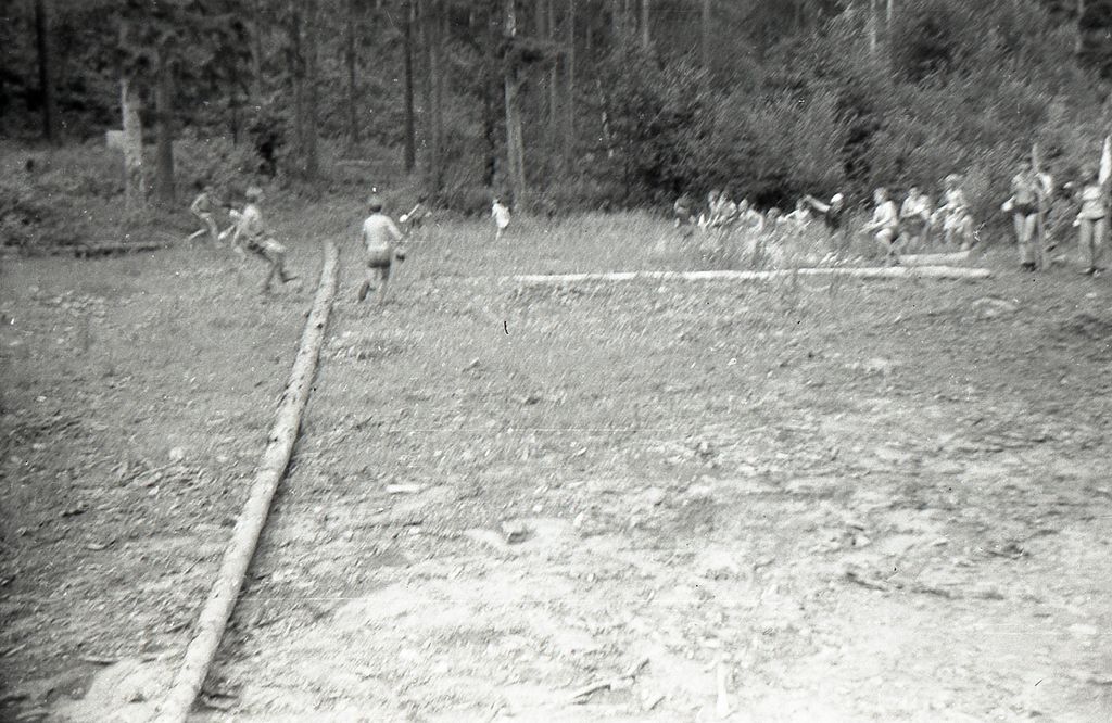 Plik:1983 Lipowa Zimnik. Obóz Puszcza II. Szarotka054 fot. J.Kaszuba.jpg