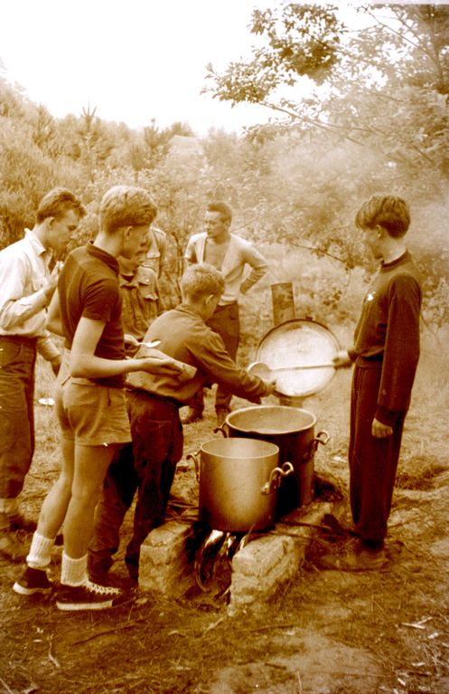 Plik:1957-58 Obóz stały w Bieszczadach. Watra 031 fot. Z.Żochowski.jpg