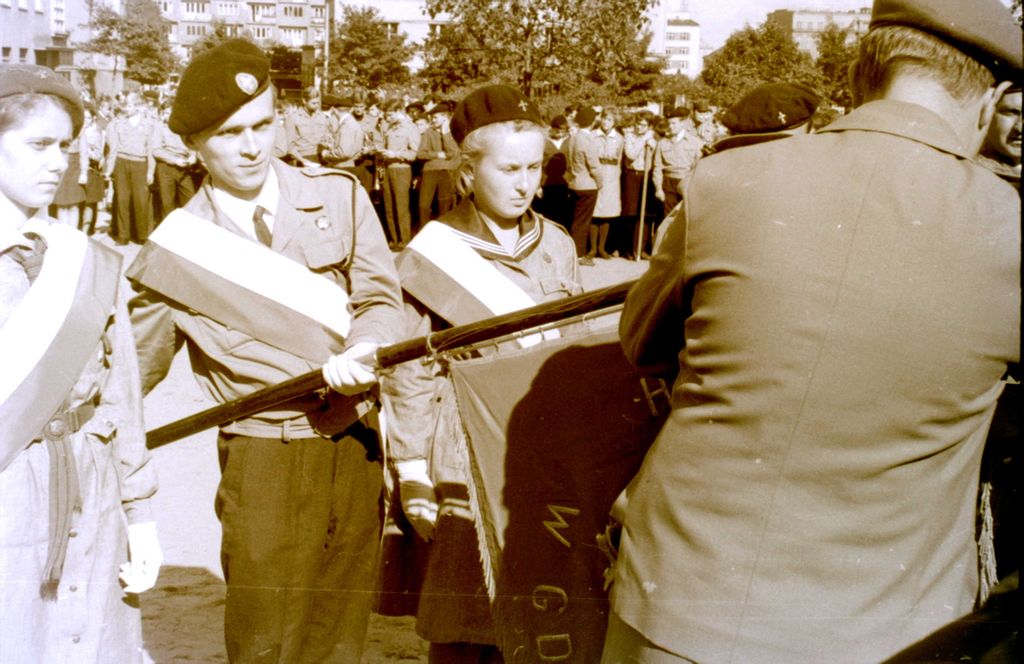 Plik:1966 Odsłonięcie pomnika harcerzy w Gdyni. Watra 035 fot. Z.Żochowski.jpg