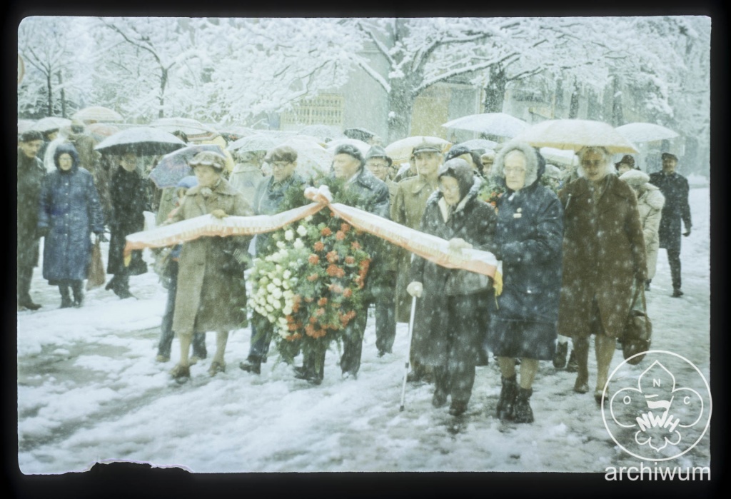 Plik:1981-10-24 Zakopane odsloniecie pomnika Andrzeja i Olgi Malkowskich 014.jpg