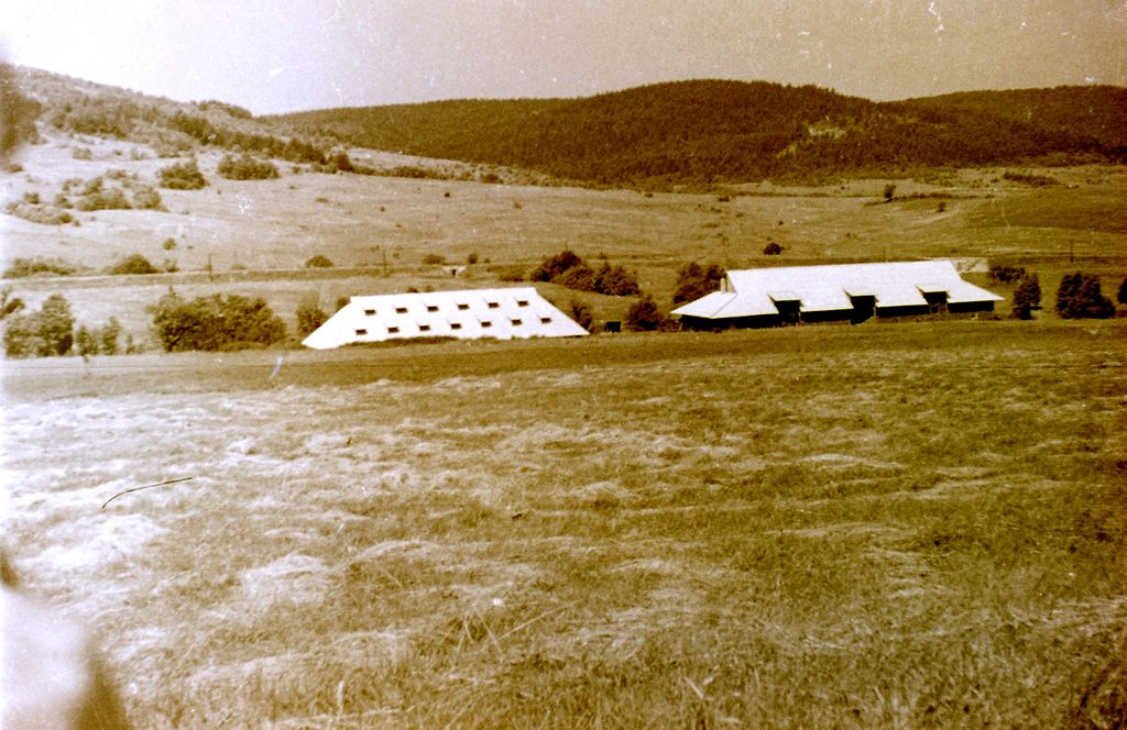 Plik:1957-58 Obóz stały w Bieszczadach. Watra 125 fot. Z.Żochowski.jpg
