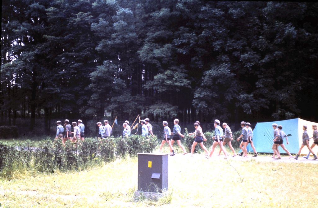 Plik:1973 Obóz Kotlina Kłodzka. Kudowa - Karłów - Strzeliniec. 2 GDH Watra 010 fot. Z.Żochowski.jpg