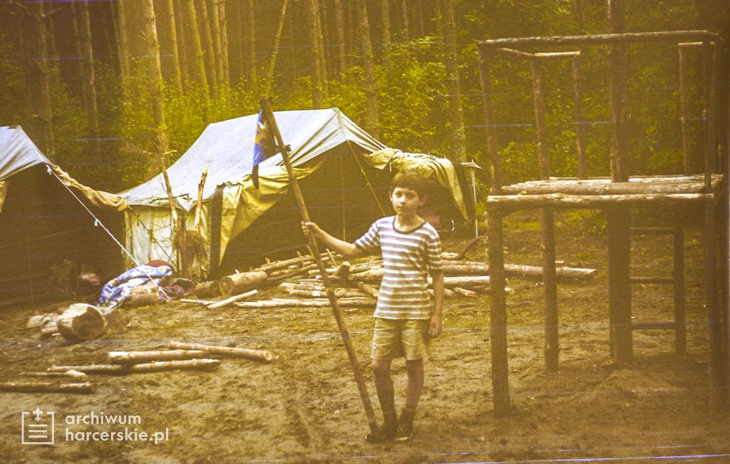 Plik:1985-07 08 Jez.Białe k. Machar Szarotka obóz stały Buchtowisko fot.J.Kaszuba 088.jpg