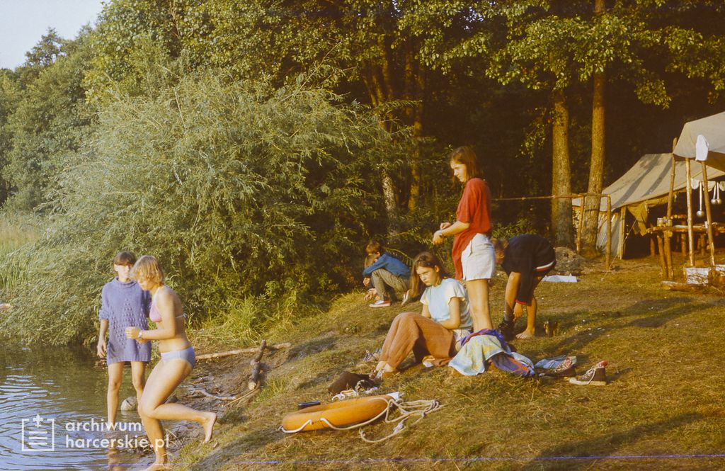 Plik:1985-07 08 Jez.Białe k. Machar Szarotka obóz stały Buchtowisko fot.J.Kaszuba 056.jpg