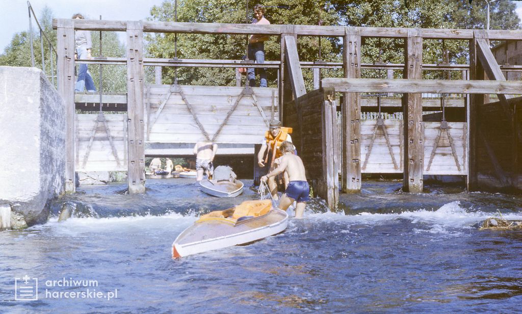 Plik:1985-08 Spływ kajakowy Kółkiem Raduńskim. Szarotka 093 fot. J.Kaszuba.jpg