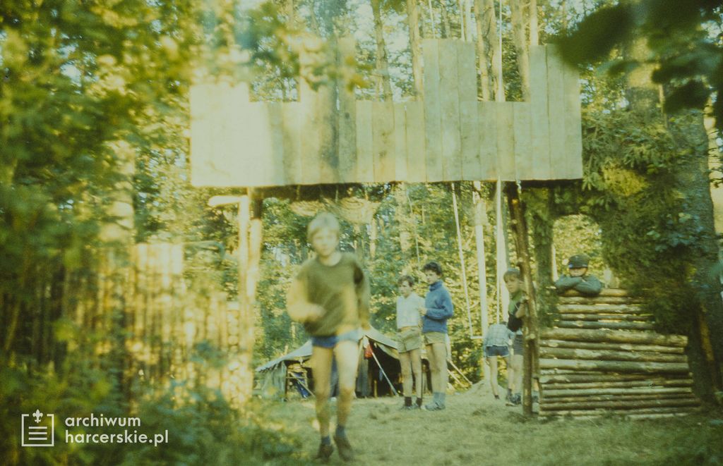 Plik:1987-07 Sąpy. jez.Jeziorak.Obóz Gniazdo. Szarotka 053 fot. J.Kaszuba.jpg