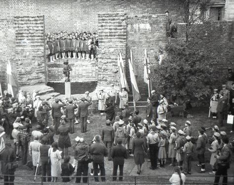 1983 1-2 X Odsłonięcie pomnika Małego Powstańca. Szarotka004 fot. J.Kaszuba.jpg