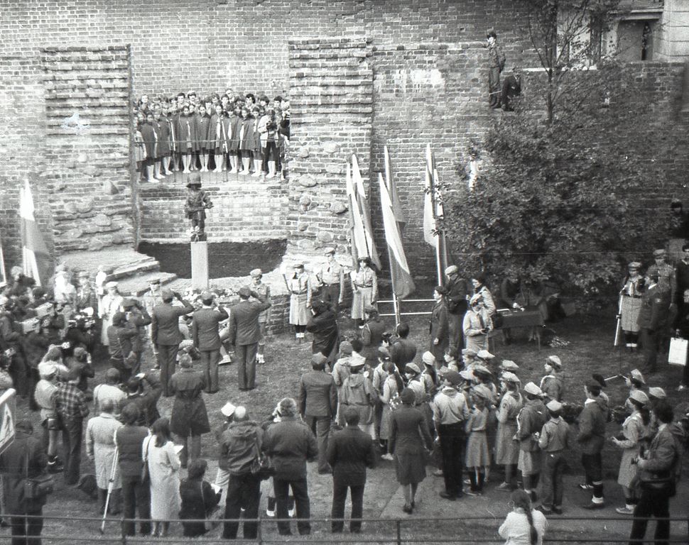 Plik:1983 1-2 X Odsłonięcie pomnika Małego Powstańca. Szarotka004 fot. J.Kaszuba.jpg