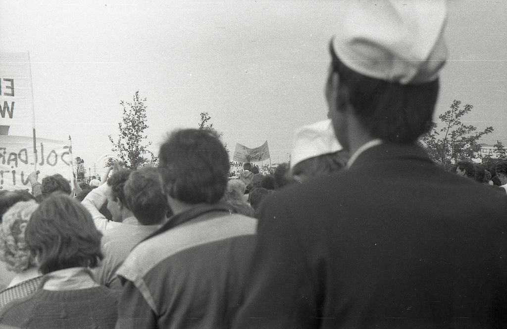Plik:1987 Biała Służba. Gdynia, Gdańsk. Szarotka038 fot. Jacek Kaszuba.jpg