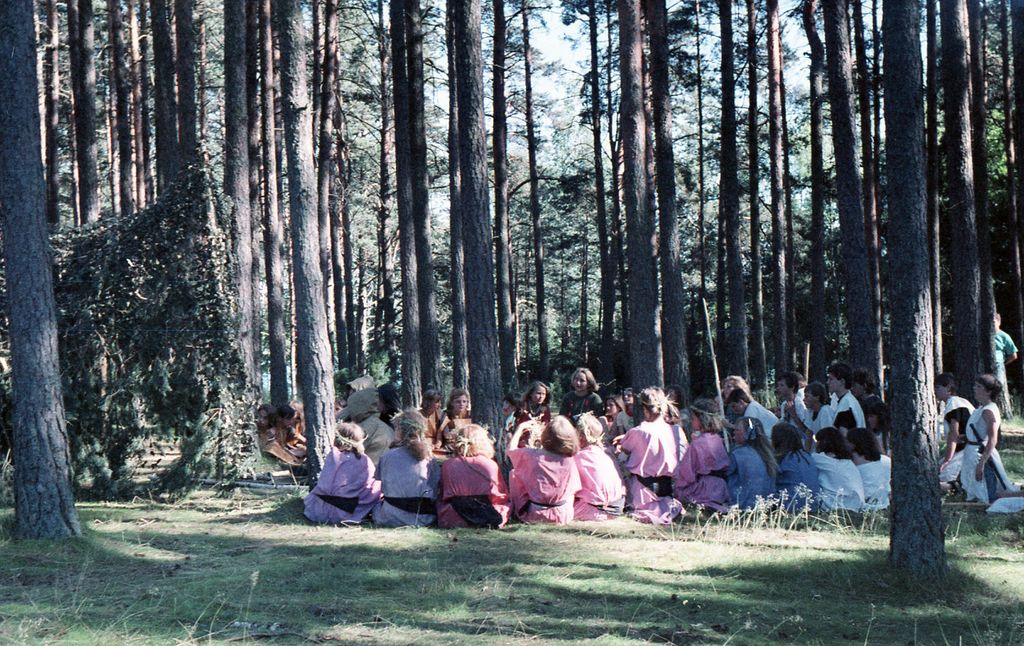 Plik:1991 Obóz Avalon. Jez. Czyste. Szarotka 250 fot. J.Kaszuba.jpg