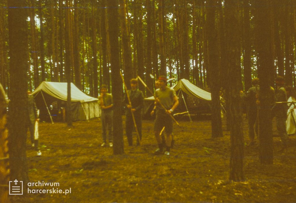 Plik:1986-07 Miały. Puszcza Notecka. Obóz Rezerwat. Szarotka 038 fot. J.Kaszuba.jpg