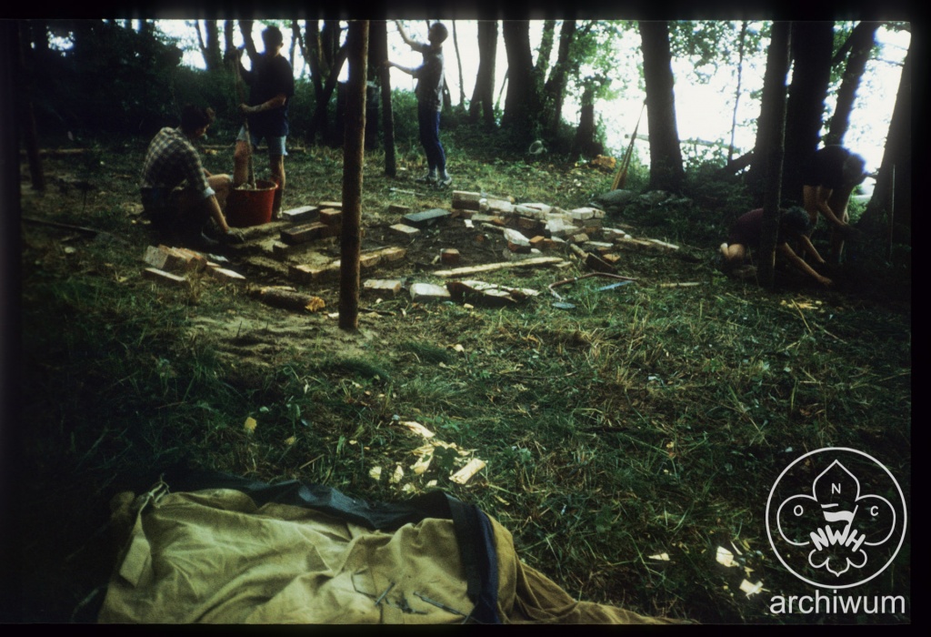 Plik:1990-07 Jezioro Muliste Obóz 3 NDH Niepolomni ze Szczepu Puszcza 013.jpg
