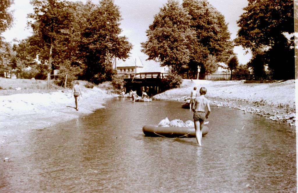 Plik:1968 Radunia. Spływ pontonowy. Watra 009 fot. Z.Żochowski.jpg