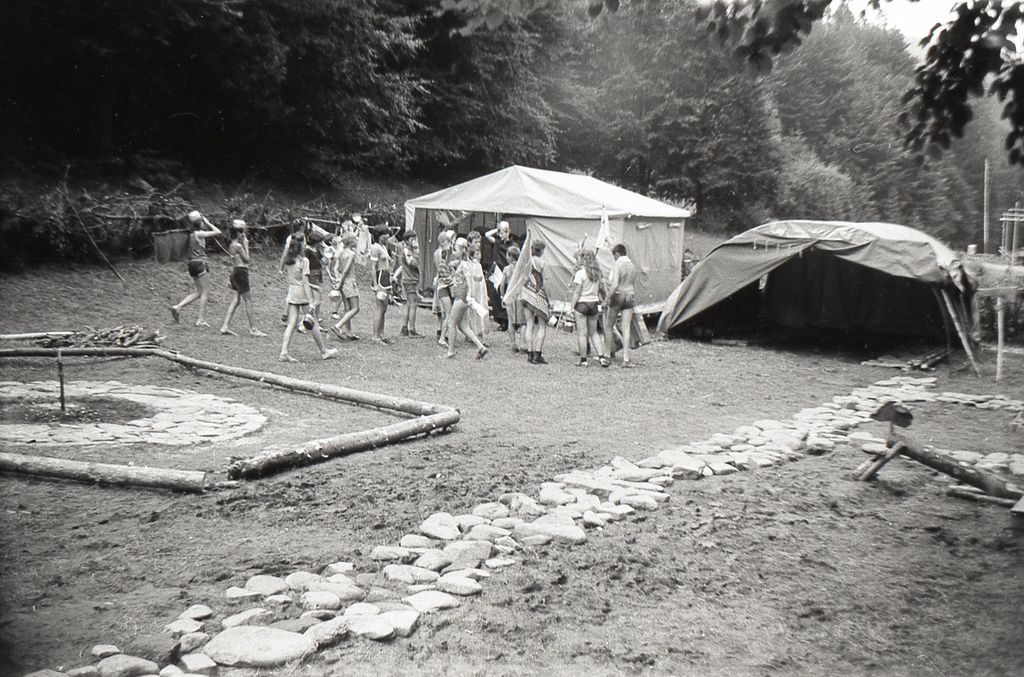 Plik:1983 Lipowa Zimnik. Obóz Puszcza II. Szarotka049 fot. J.Kaszuba.jpg