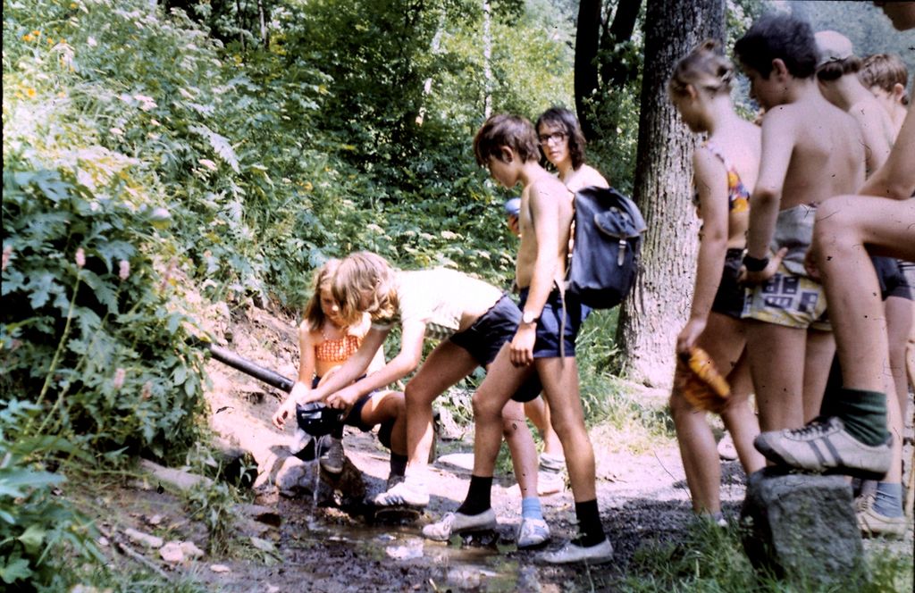 Plik:1973 Obóz Kotlina Kłodzka. Kudowa - Karłów - Strzeliniec. 2 GDH Watra 006 fot. Z.Żochowski.jpg